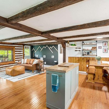 Modernized Log Cabin W Hot Tub Fire Pit & Views Берклі-Спрінгз Екстер'єр фото