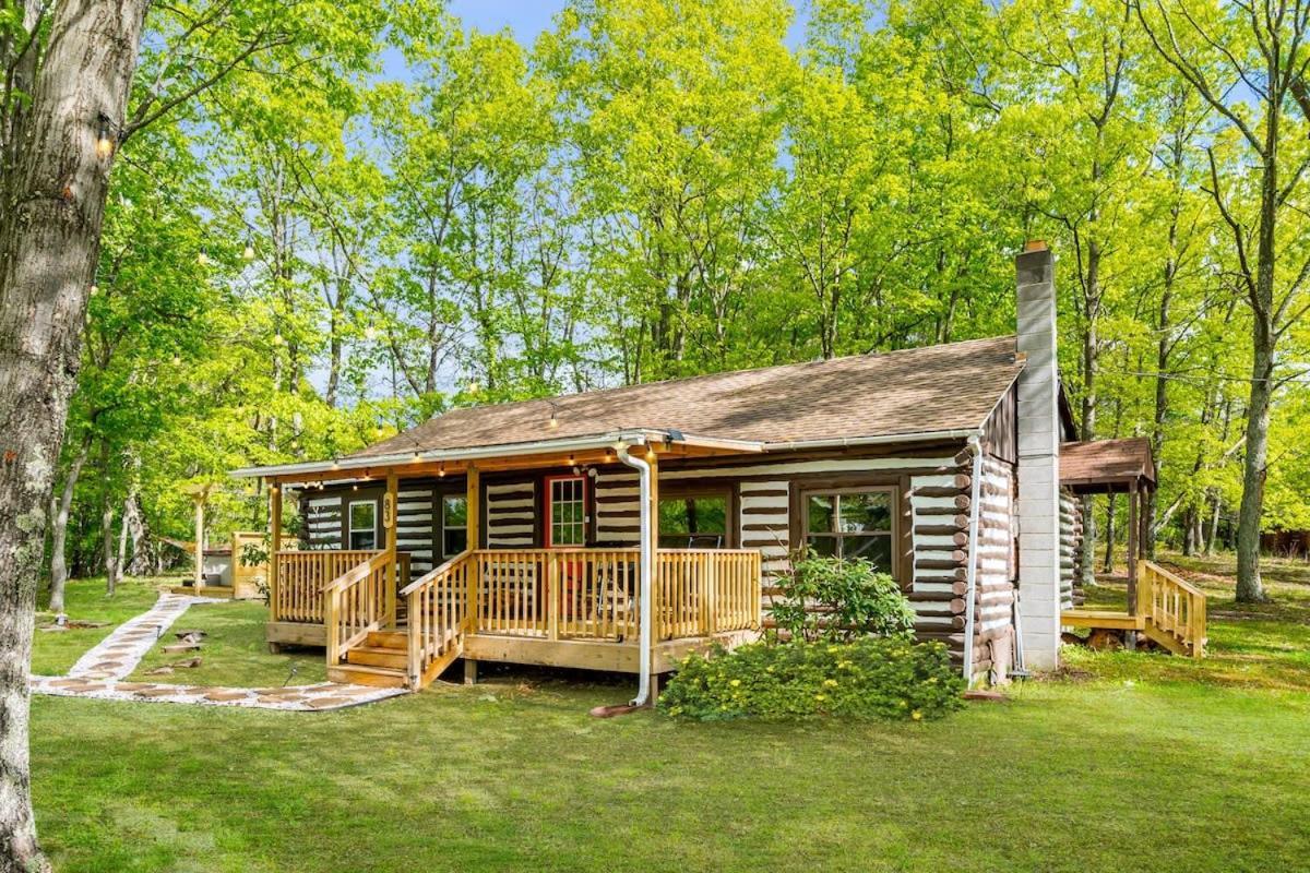 Modernized Log Cabin W Hot Tub Fire Pit & Views Берклі-Спрінгз Екстер'єр фото