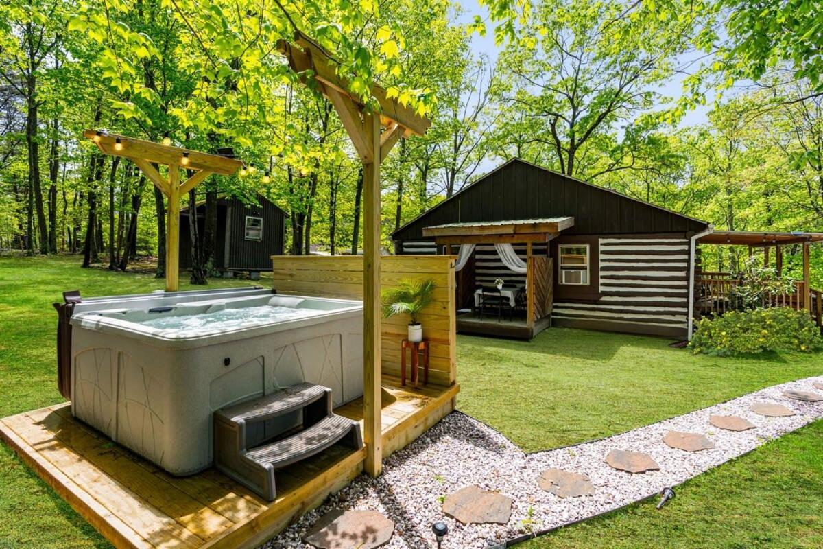 Modernized Log Cabin W Hot Tub Fire Pit & Views Берклі-Спрінгз Екстер'єр фото