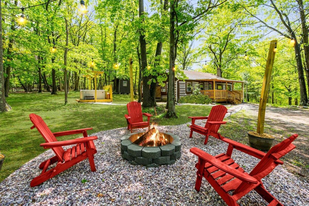 Modernized Log Cabin W Hot Tub Fire Pit & Views Берклі-Спрінгз Екстер'єр фото