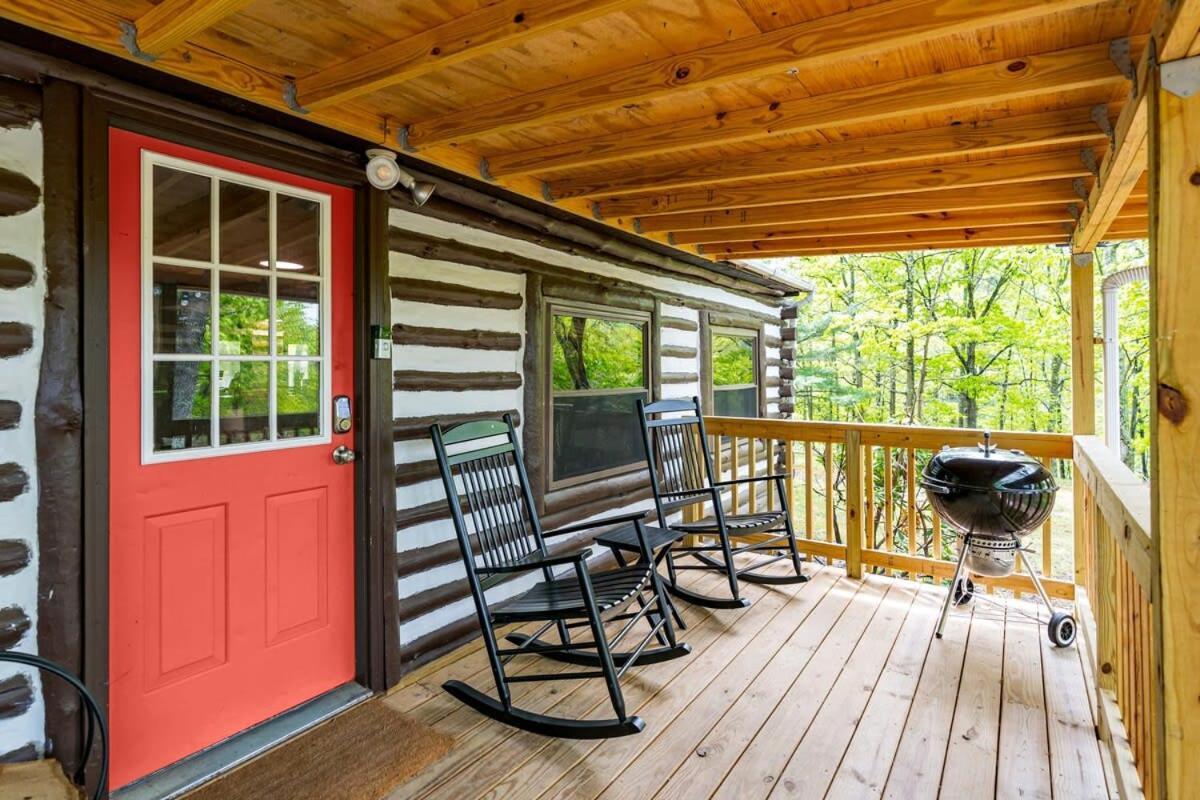 Modernized Log Cabin W Hot Tub Fire Pit & Views Берклі-Спрінгз Екстер'єр фото