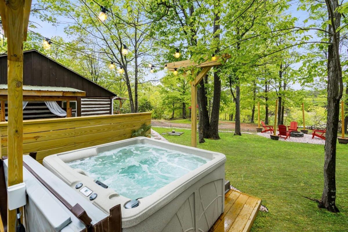 Modernized Log Cabin W Hot Tub Fire Pit & Views Берклі-Спрінгз Екстер'єр фото