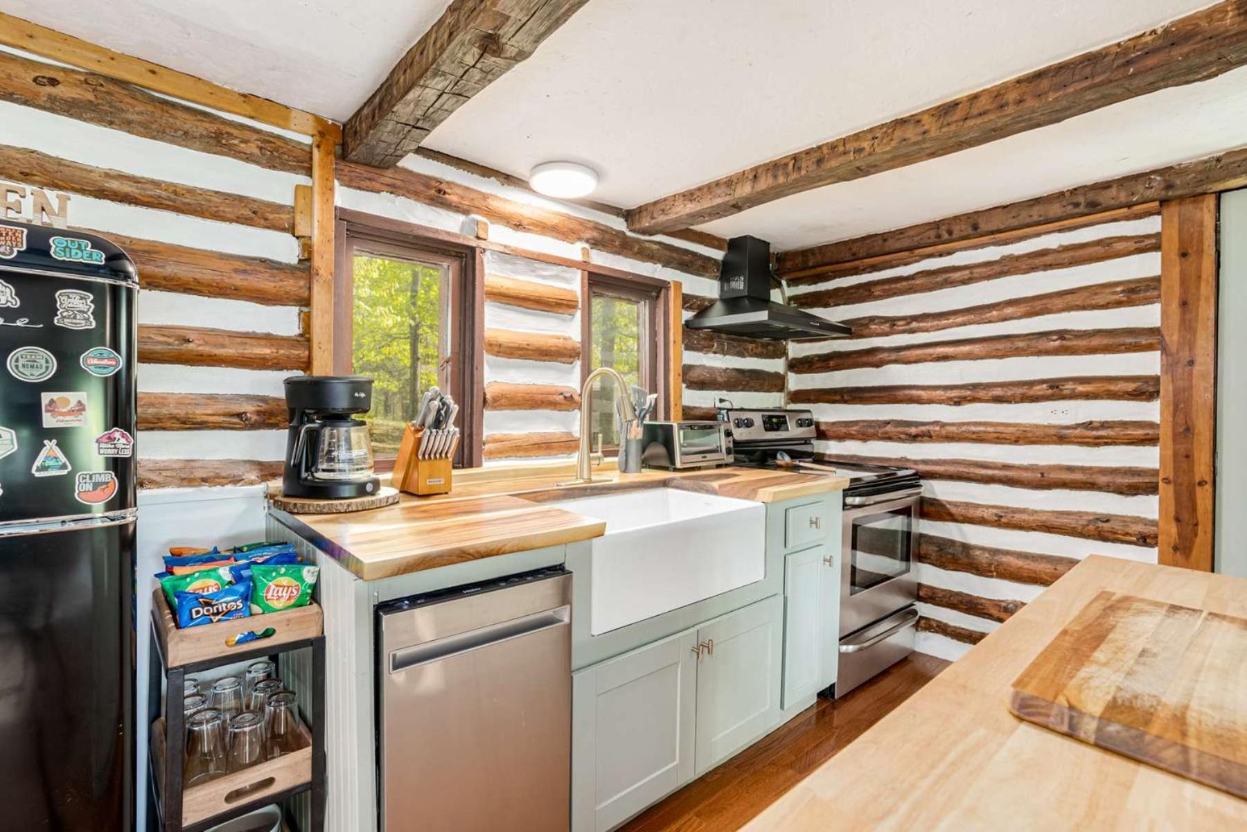 Modernized Log Cabin W Hot Tub Fire Pit & Views Берклі-Спрінгз Екстер'єр фото